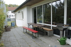 Terrasse des Jugendhauses mit Sitzgelegenheit